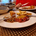 Molho frito, batatas Fritas, chouriço, espada, fígado e cebolas 